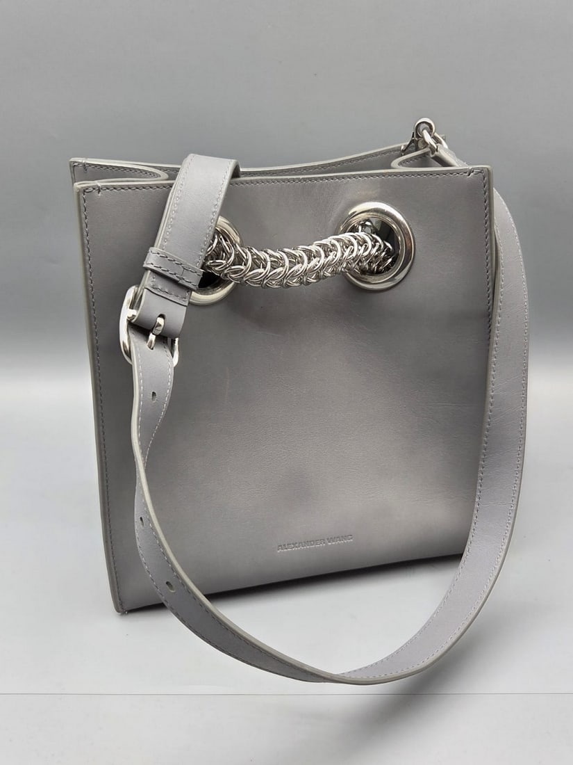 Gray leather handbag designed by Alexander Wang: Handbag designed by Alexander Wang, made of gray leather, with a leather holding strap, silver metal link chain handle, interior one compartment with a side pocket, dimensions: 24x24 cm. In very good