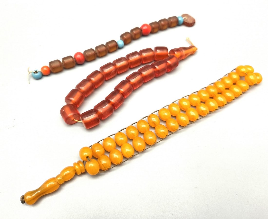 A assortment of 3 vintage jewelry items (1 of 6)