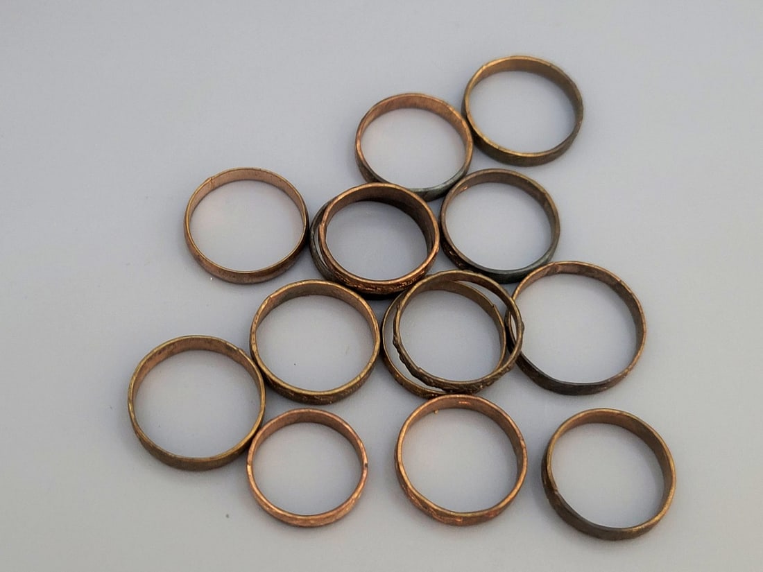 Assortment 14 antique Victorian pinchback "wedding" fashion rings: Assortment 14 antique Victorian pinchback "wedding" fashion rings, late 19th century, identical model decorated with plant engraving around them, different sizes: 5-7. wear and age marks, mainly patin