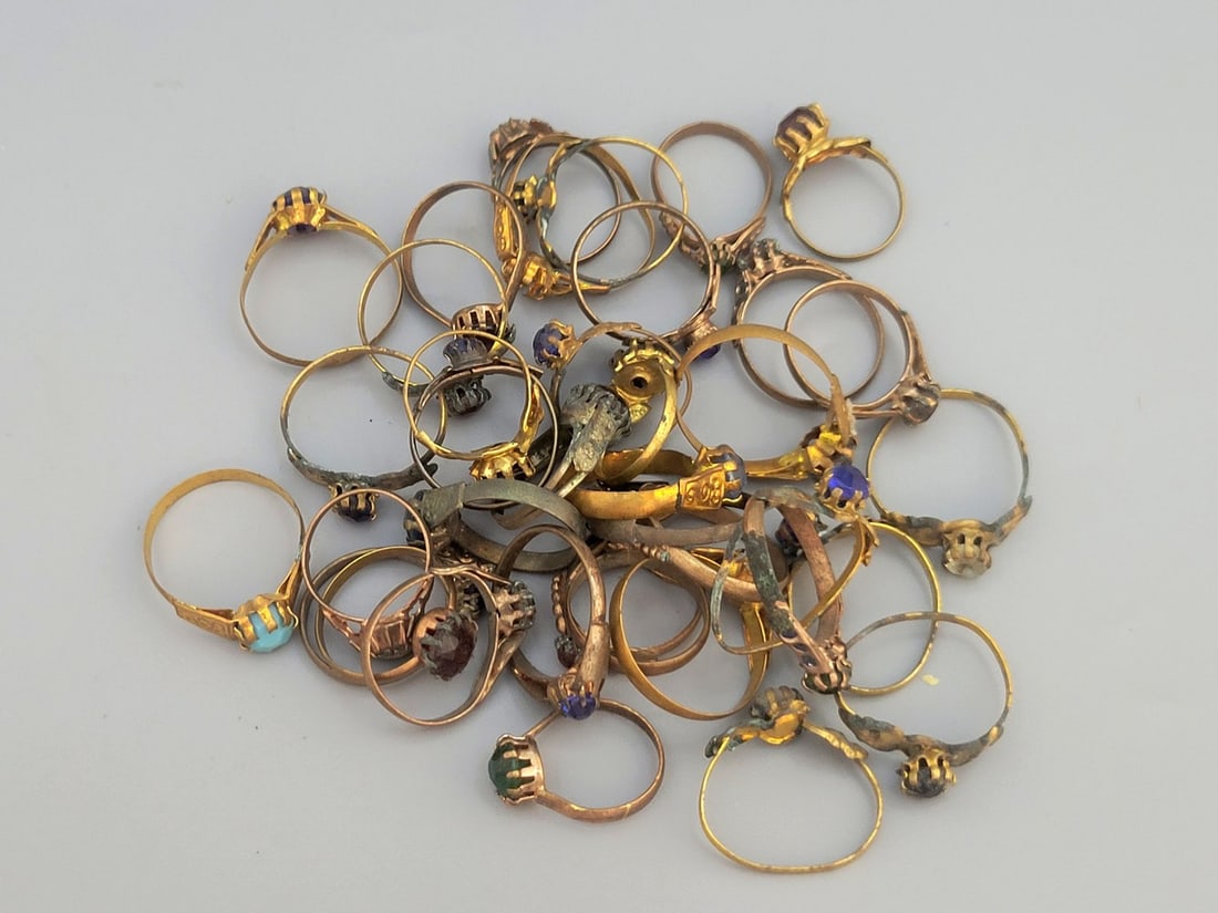Assortment 38 antique Victorian fashion rings: Assortment 38 antique Victorian fashion rings, end of the 19th century, made of various metals: pinchback and others, number of different models, some inlaid with colored glass, various sizes: 4-7. we