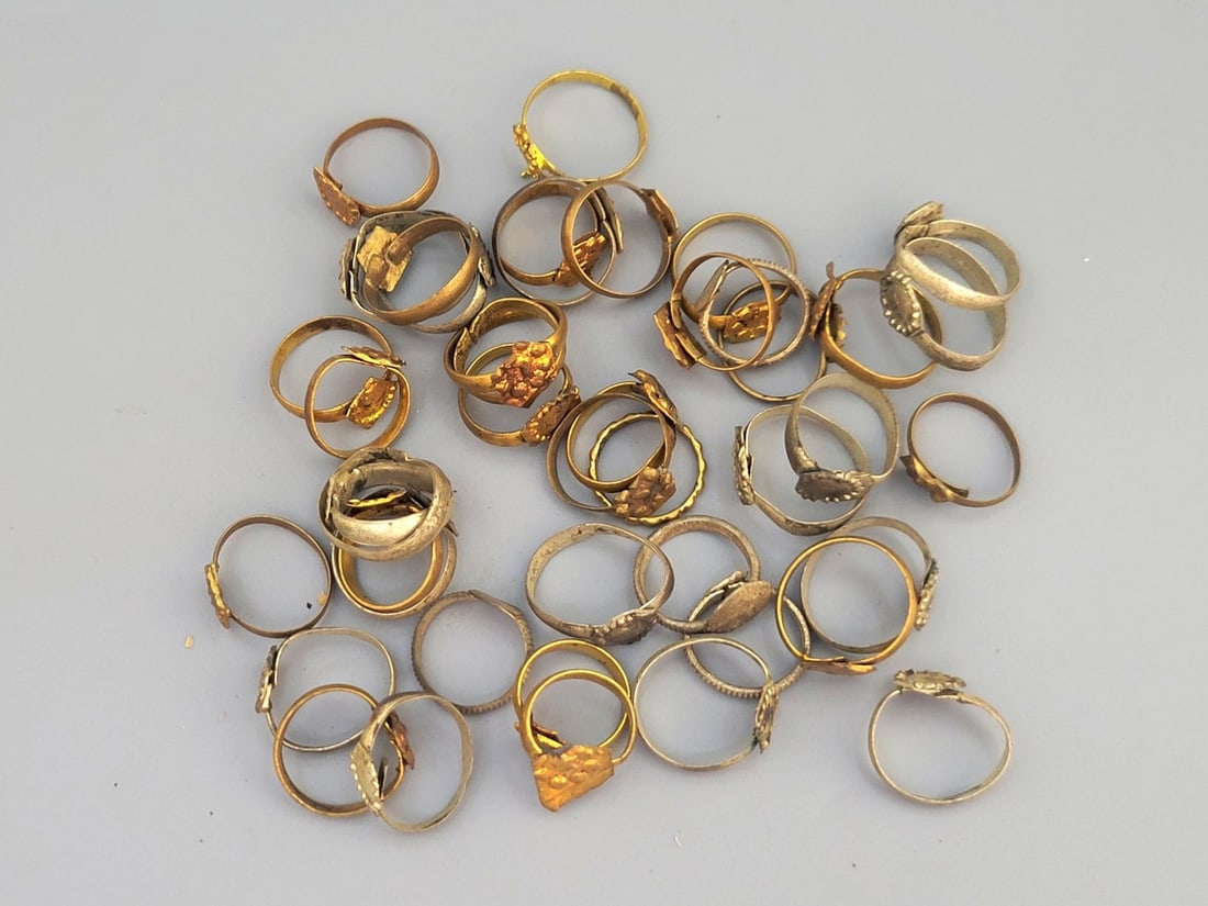 Assortment 40 antique Victorian fashion rings for girls: Assortment 40 antique Victorian fashion rings for girls, late 19th century, number of different models, made of different metals: pinchback and metal with silver patina, different sizes: 2-4. wear and