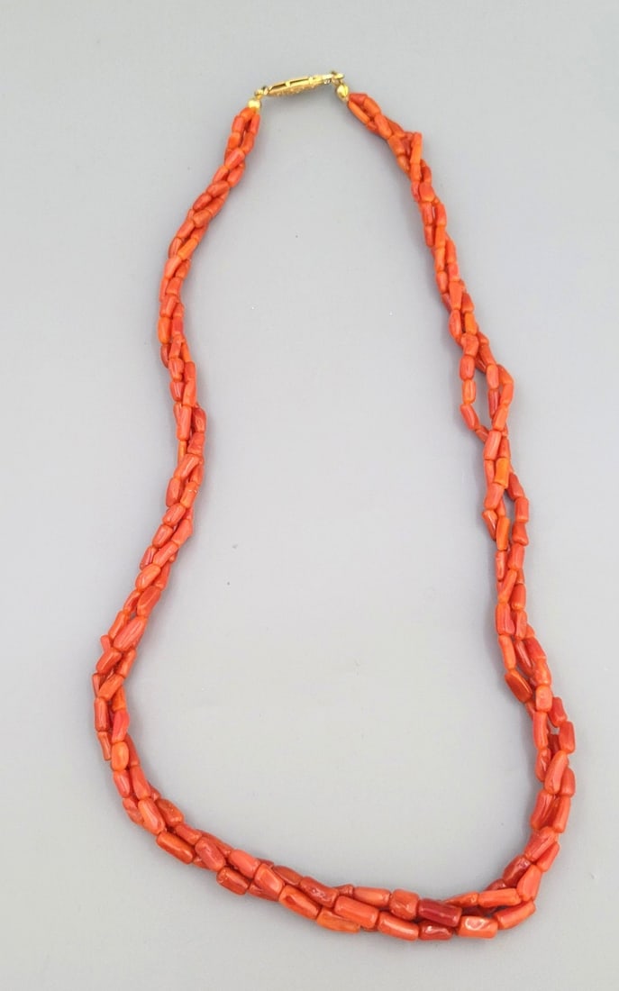 A quality old coral bead necklace (1 of 3)