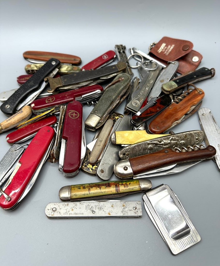 A large assortment collection of 40 pocket knives and pocket knives (1 of 7)
