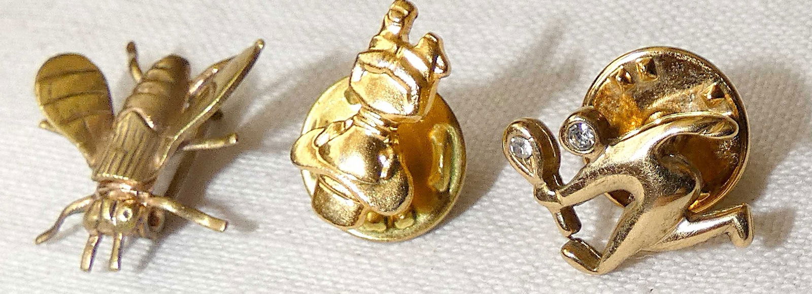 Victorian Antique Miniature Pinchbeck Fly Pin brooch and 2 Gold Tone Tack Pins.: Victorian Antique Miniature Pinchbeck Fly Pin brooch and 2 Gold Tone Tack Pins.1.Size of engraved miniature Pinchbeck fly: 2 x 1.7 cm. (0.8 x 0.6 inches)2 small tack pins:1.Tennis player set with crys