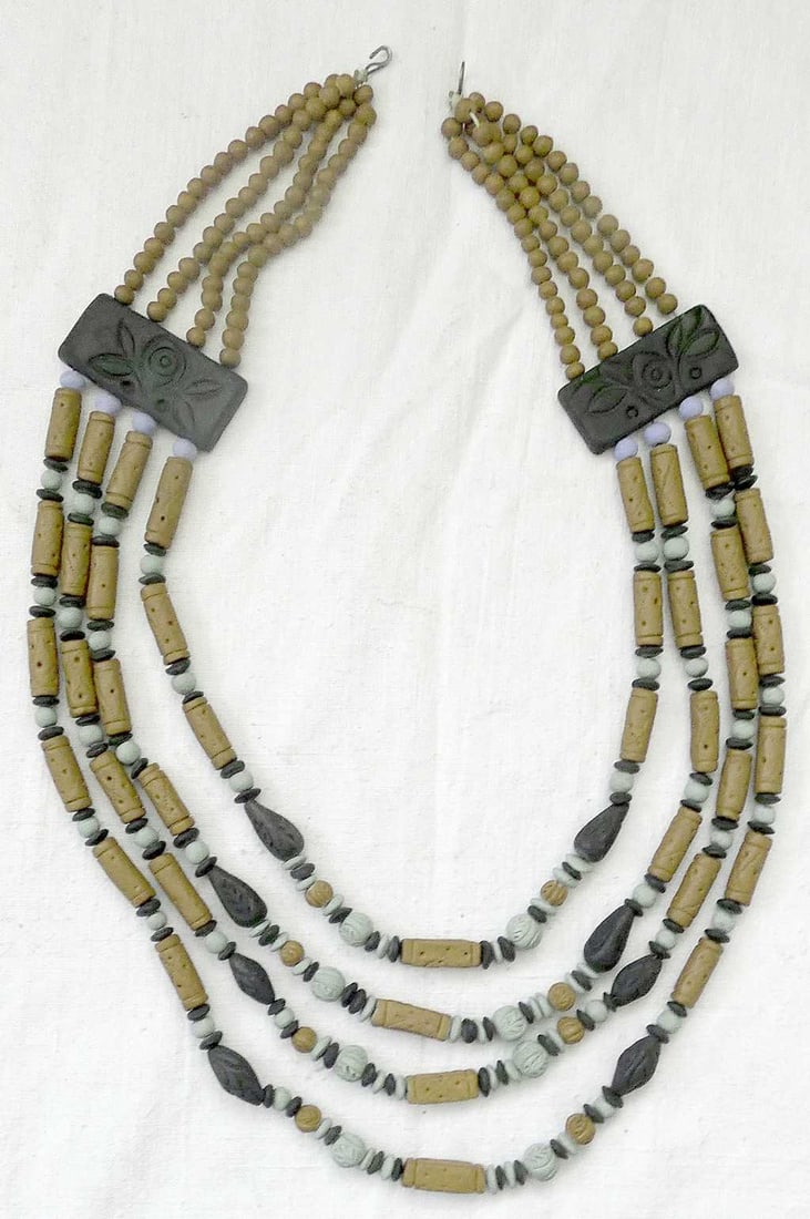 Oaxaca Mexico Vintage carved Clay 4 strand necklace Ethnic Tribal Mexican Folk Art Handmade: Oaxaca Mexico Vintage Black, brown, green and blue carved Clay 4 strand necklace Ethnic Tribal Mexican Folk Art HandmadeLength to neck: 55 cm. (21.6 inches)Width: 4.8 cm. (1.9 inches)Weight: 164 gr.Ha