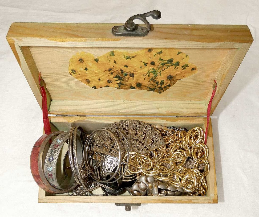 Lot of Vintage Jewelry in Wooden Box, Weight: 715 gr.: Lot of Vintage Jewelry in Wooden Box, Weight: 715 gr. Different condition. Size of Box: 20 x 10 x 6.2 cm. (7.8 x 3.9 x 2.4 inches)