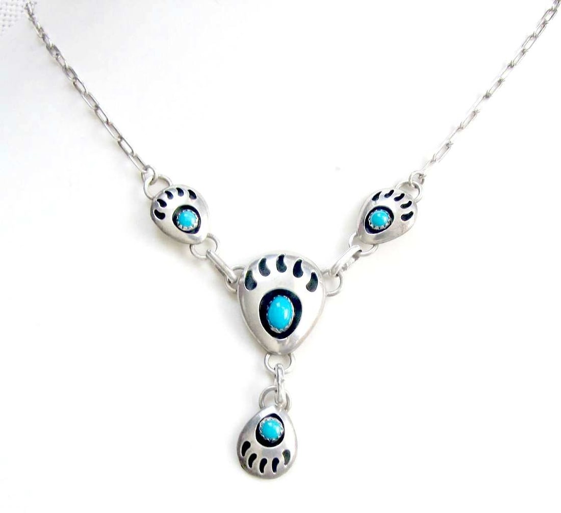Navajo Native American KATHLEEN CHAVEZ Sterling Silver Sleeping Beauty Turquoise Bear Claw Necklace: Navajo Native American KATHLEEN CHAVEZ Sterling Silver Sleeping Beauty Turquoise Bear Claw NecklaceLength: 46 cm. (18.1 inches)length of central part: 6.7 cm. (2.6 inches)height of central part: 4.5 c