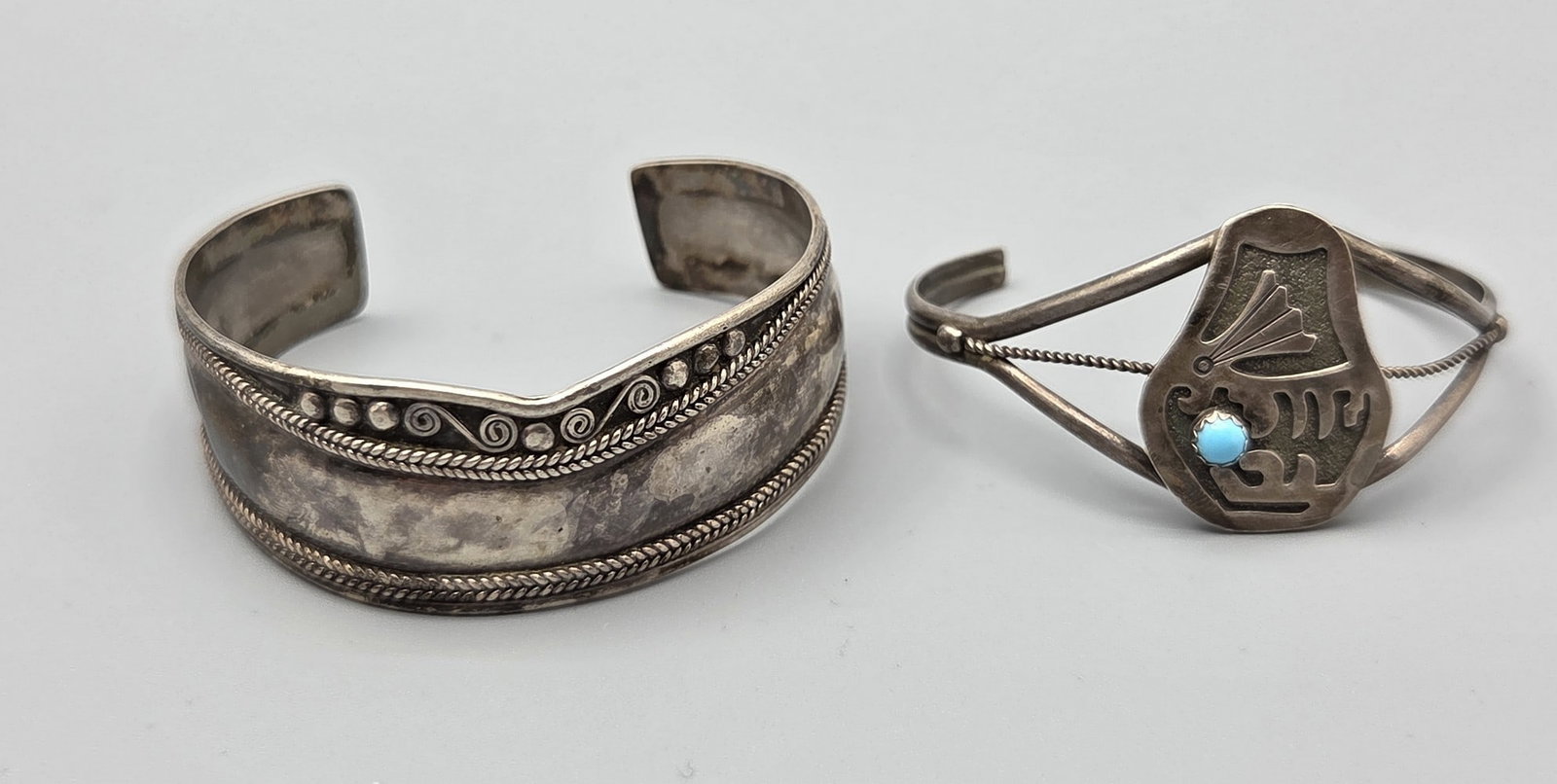 Lot of 2 vintage silver bangle bracelets (1 of 4)