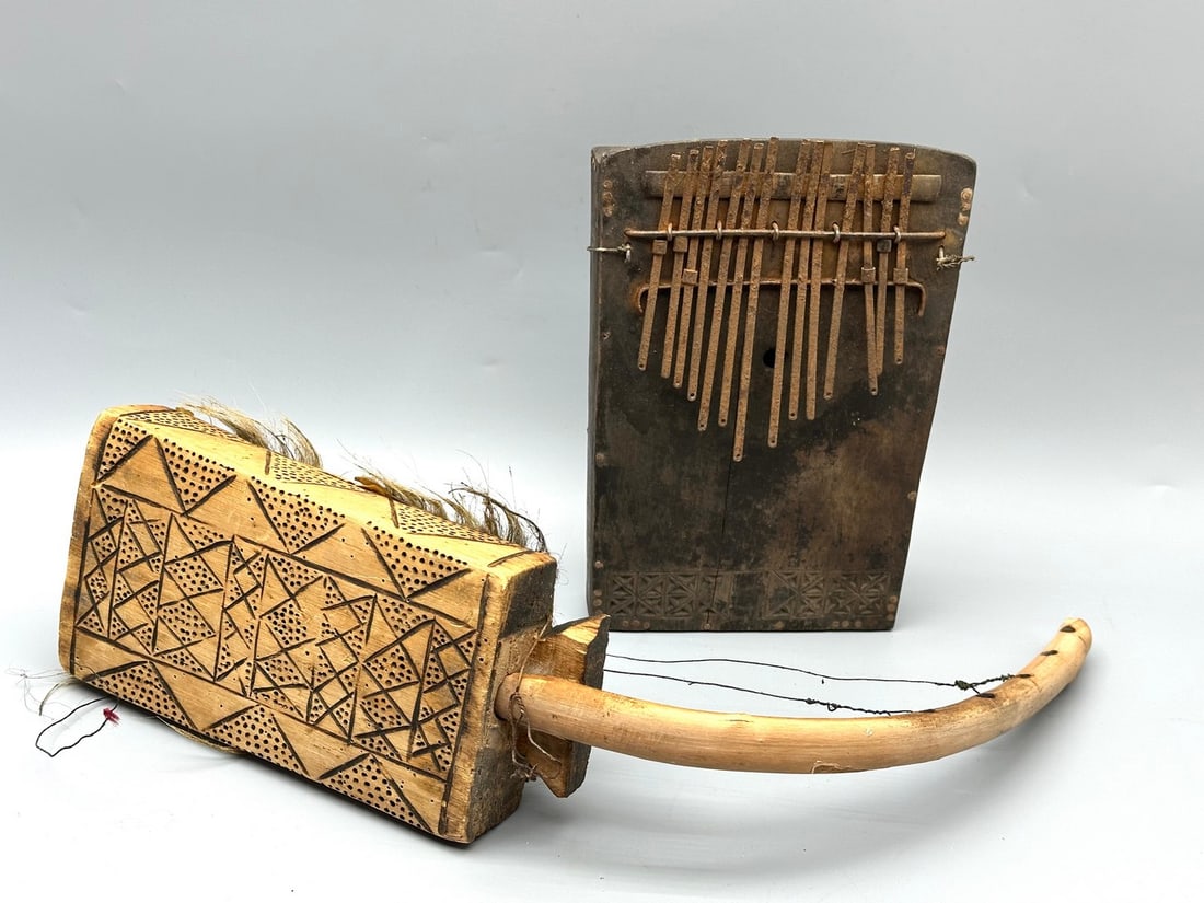 Lot of 2 old African musical instruments: Lot of 2 old African musical instruments, which includes: 1. Stringed instrument - bowed "shoulder harp", Congo-Uganda region, made of wood and leather parts, with strings for fritta, 2. Thumb piano "