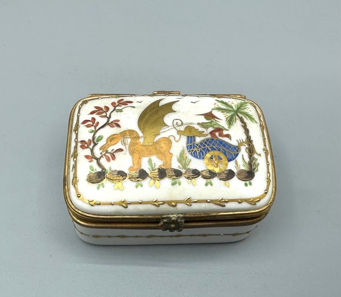 Antique French porcelain box made by Limoges: Antique French porcelain box made by Limoges, 19th century, designed in the style of Sevres items, decorated with high-quality hand paintings in an Asian pattern: a Chinese on a cart pulled by a drago