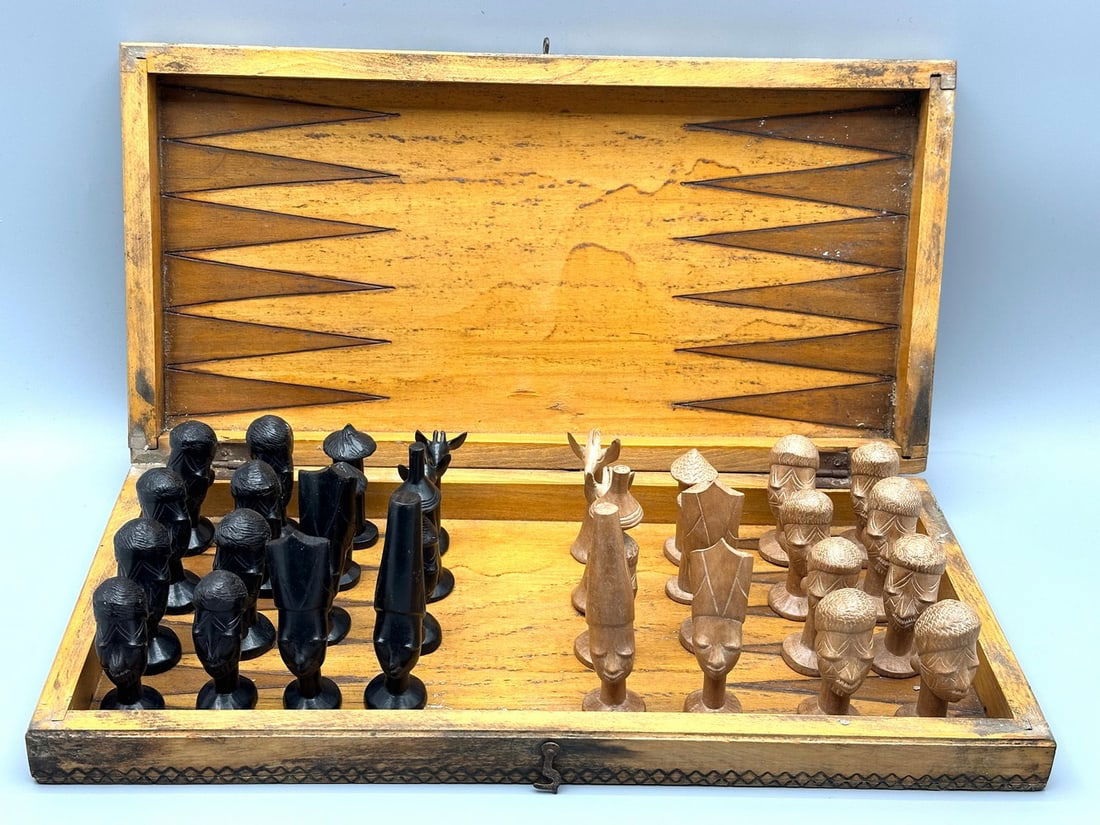 High quality and old carved wooden African chess game: High-quality, old, carved wooden African chess game, 20th century, including 32 playing pieces: halves carved in light wood and halves carved in dark wood with the appearance of African figures and an