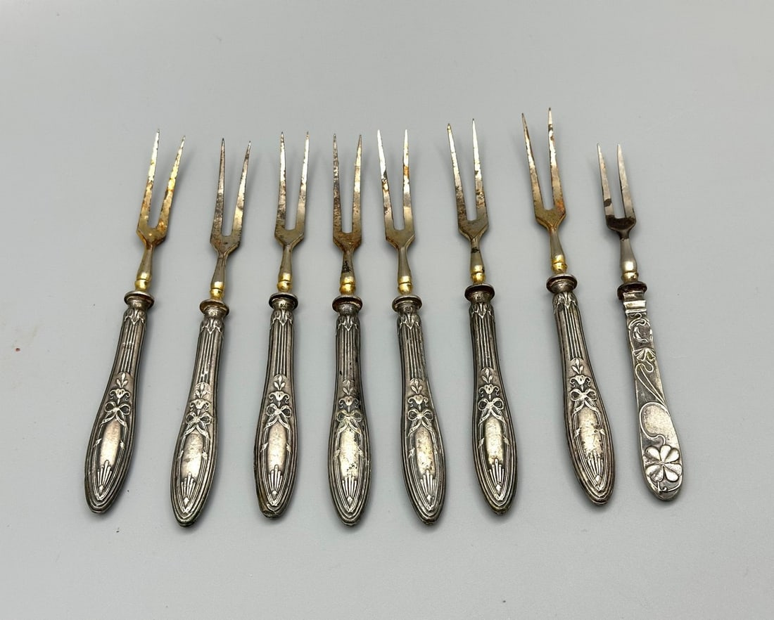 Assortment of 8 fruit forks with 800 silver-plated handles (1 of 8)