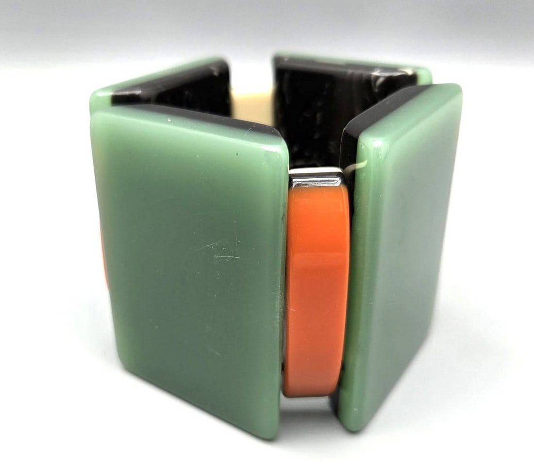 An impressive grandiose bracelet made by Marni for H&M: A grandiose bracelet made by Marni for H&M, consisting of rectangular plastic links and concave links between them, threaded on two flexible black rubber threads, signed, diameter: 6 cm, width: 6.