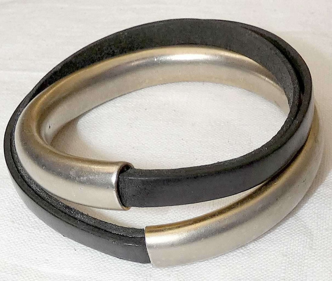 Modernist Gold Tone Metal and Leather Bangle Bracelet: Modernist Gold Tone Metal and Leather Bangle Bracelet Inner diameter: 6.2 cm. (2.4 inches) The bracelet is for a rather small wrist Weight: 49 gr.