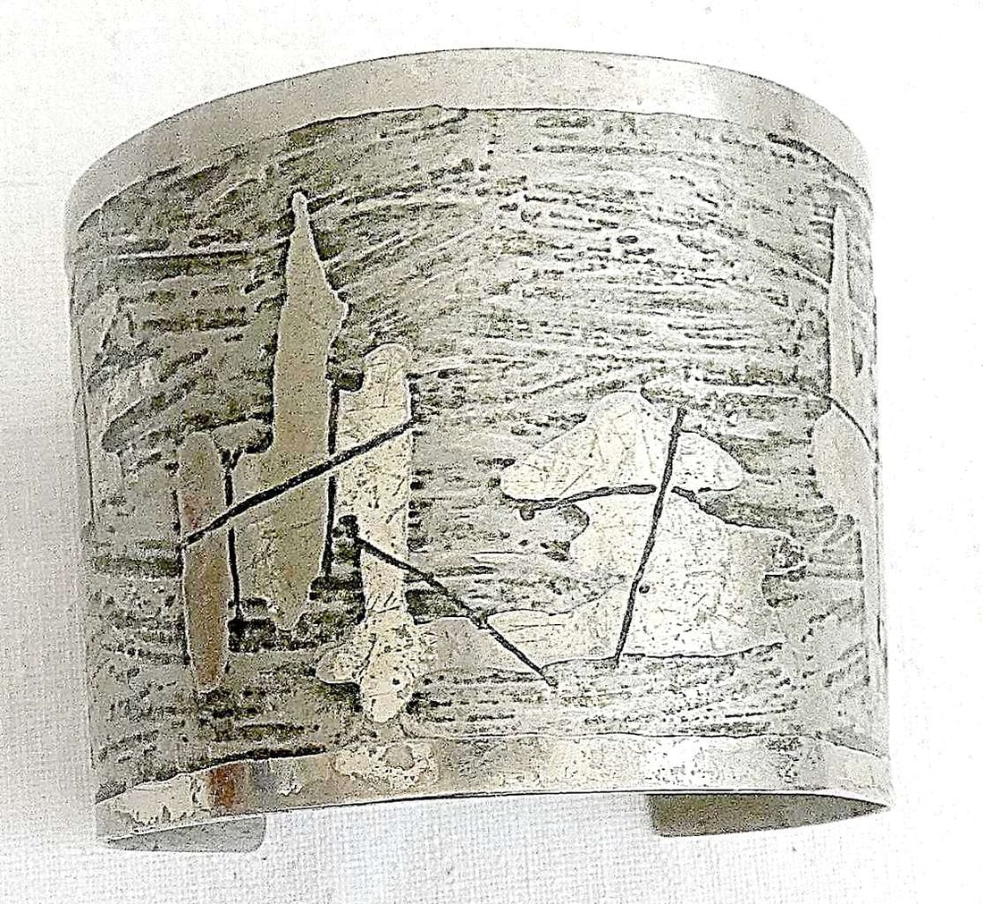 Art Deco Industrial Etching Alpaca Cuff Bracelet.: Art Deco Industrial Etching Alpaca Cuff Bracelet. Width: 5 cm. (1.9 inches) Inner length: 6.2 cm. (2.4 inches) Length between flexible ends: 3.4 cm. (1.3 inches) Weight: 48 gr.