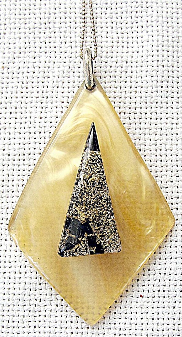 Art deco Lucite old plastic large pendant necklace, total weight: 17 gr.: Art deco Lucite old plastic large pendant necklace, total weight: 17 gr. Size of pendant: 8.4 x 5.6 cm. (3.3 x 2.2 inches) Length of chain: 66 cm. (26 inches)