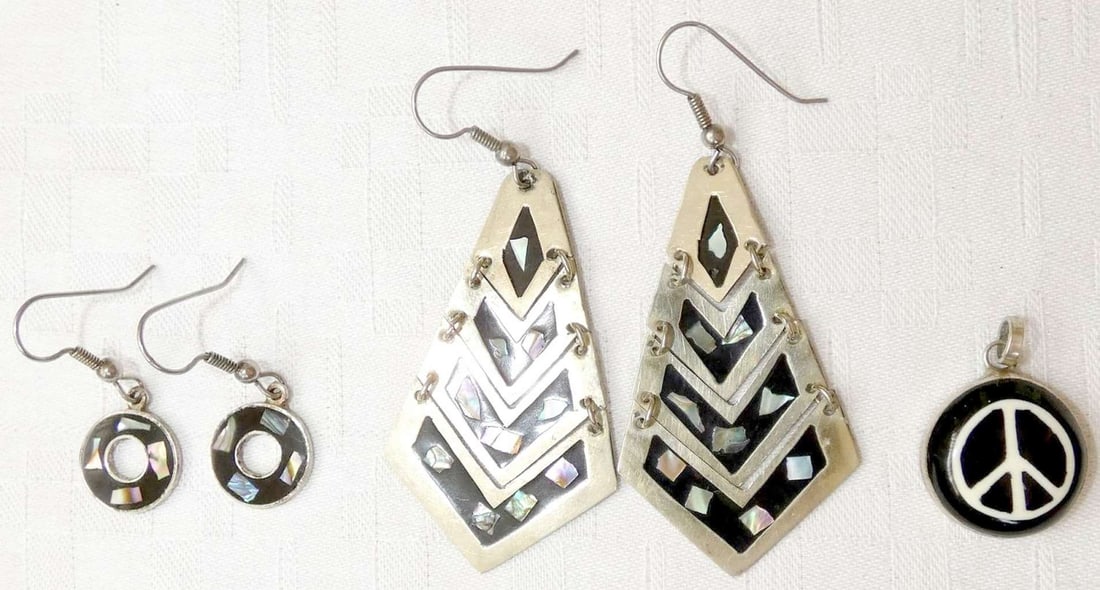 Mexico 3 vintage alpaca jewelry items: 2 pairs of earrings and pendant.: Mexico 3 vintage alpaca jewelry items: 2 pairs of earrings and pendant. 1. Large pair with abalone mosaic, geometric design, size without hooks: 5.5 x 3 cm. (2.1 x 1.2 inches) 2. Small round pair with