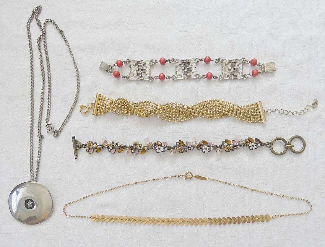 Lot of 5 gold and silver tone Jewelry items, 3 of them signed, total weight: 97 gr.: Lot of 5 gold and silver tone Jewelry items, 3 of them signed, total weight: 97 gr. 1. Thierry Mugler round pendant necklace, signed, diameter: 3.9 cm. (1.5 inches) 2 Cokee Lee bracelet set with glass