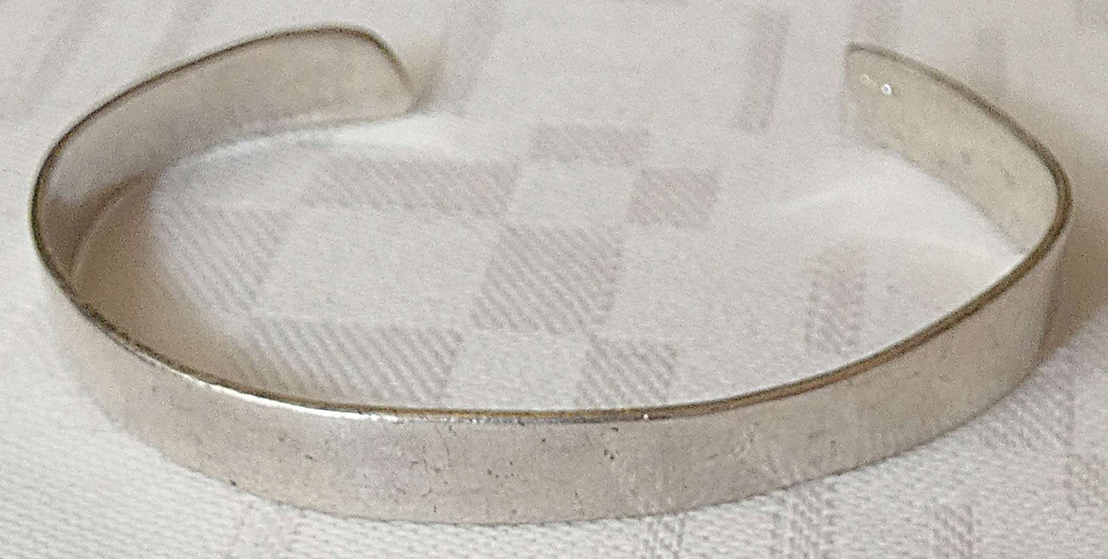 Vintage Modernist Silver Children’s Cuff Bracelet, Israel, 1960’s: Vintage Modernist Silver Children’s Cuff Bracelet, Israel, 1960’sTested for silver by acid.Inner length: 5 cm. (1.9 inches)Length between flexible ends: 2.5 cm. (1 inches)Total inner length includ