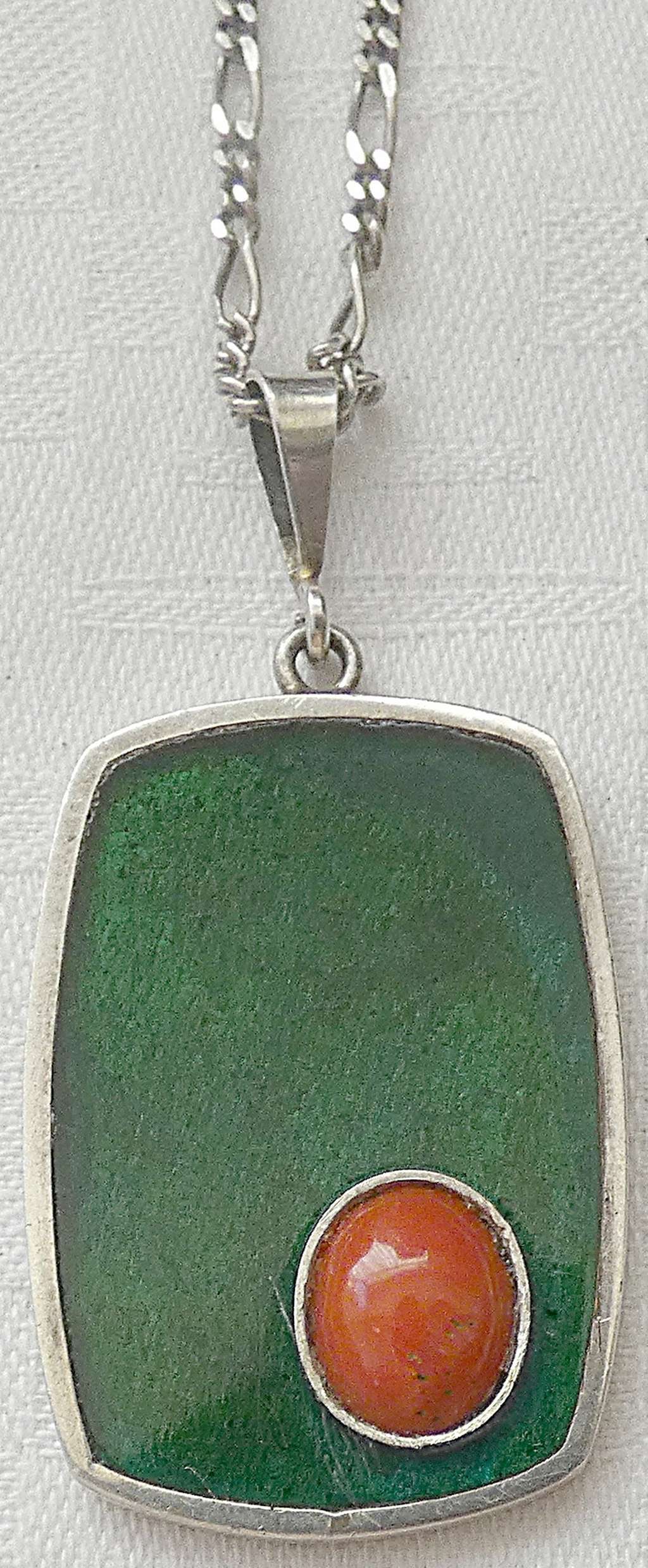 Vintage Green Enamel Silver Sterling 925 Pendant set with Real Coral, Silver Chain: Vintage Green Enamel Silver Sterling 925 Pendant set with Real Coral, Silver Chain Size of pendant: 3.4 x 2.3 cm. (1.3 x 0.9 inches) Size of silver Chain: 42 cm. (16.5 inches)