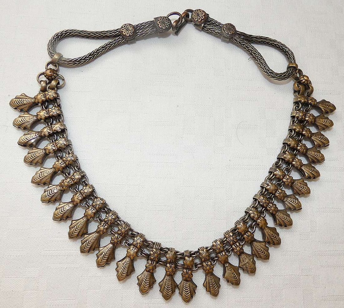 Indo-Persian Antique Lower Grade Silver Necklace, Weight: 101 gr.: Indo-Persian Antique Lower Grade Silver Necklace, Weight: 101 gr. Length: 44 cm. (17.3 inches) 29 cm. (11.4 inches) Height: (2.7 inches) Hand crafted, engraved, braided