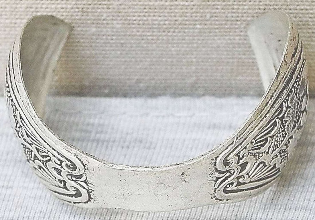 Indo-Persian antique silver sterling 925 children’s cuff bracelet signed, engraved, 12 gr.: Indo-Persian antique silver sterling 925 children’s cuff bracelet signed, engraved, 12 gr. Remarked later 925 The bracelet is for a small wrist Width: 2.9 cm. and 1.1 cm. (1.1 and 0.4 inches) Inner