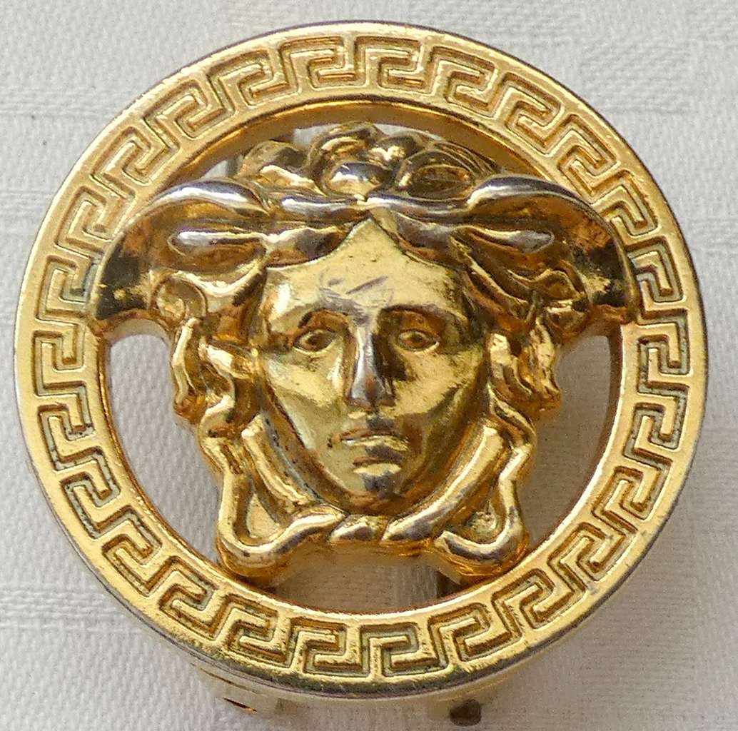 Versace Medusa Gold Tone Belt Buckle: Versace Medusa Gold Tone Belt Buckle Diameter: 3.7 cm. (1.4 inches) Height: 1.2 cm. (0.4 inches) Weight: 28 gr. Light wear.