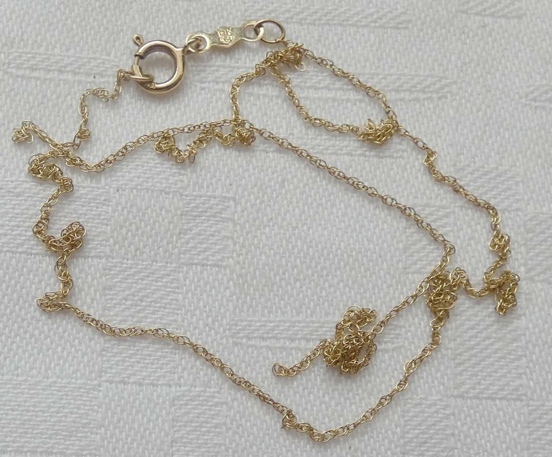 Vintage Gold 10k Chain, Weight: 0.5 gr., Torn to 3 Parts: Vintage Gold 10k Chain, Weight: 0.5 gr., Torn to 3 Parts Length: 33 cm. (13 inches) 7cm. (2.7 inches), and 3.5 cm. (1.3 inches)