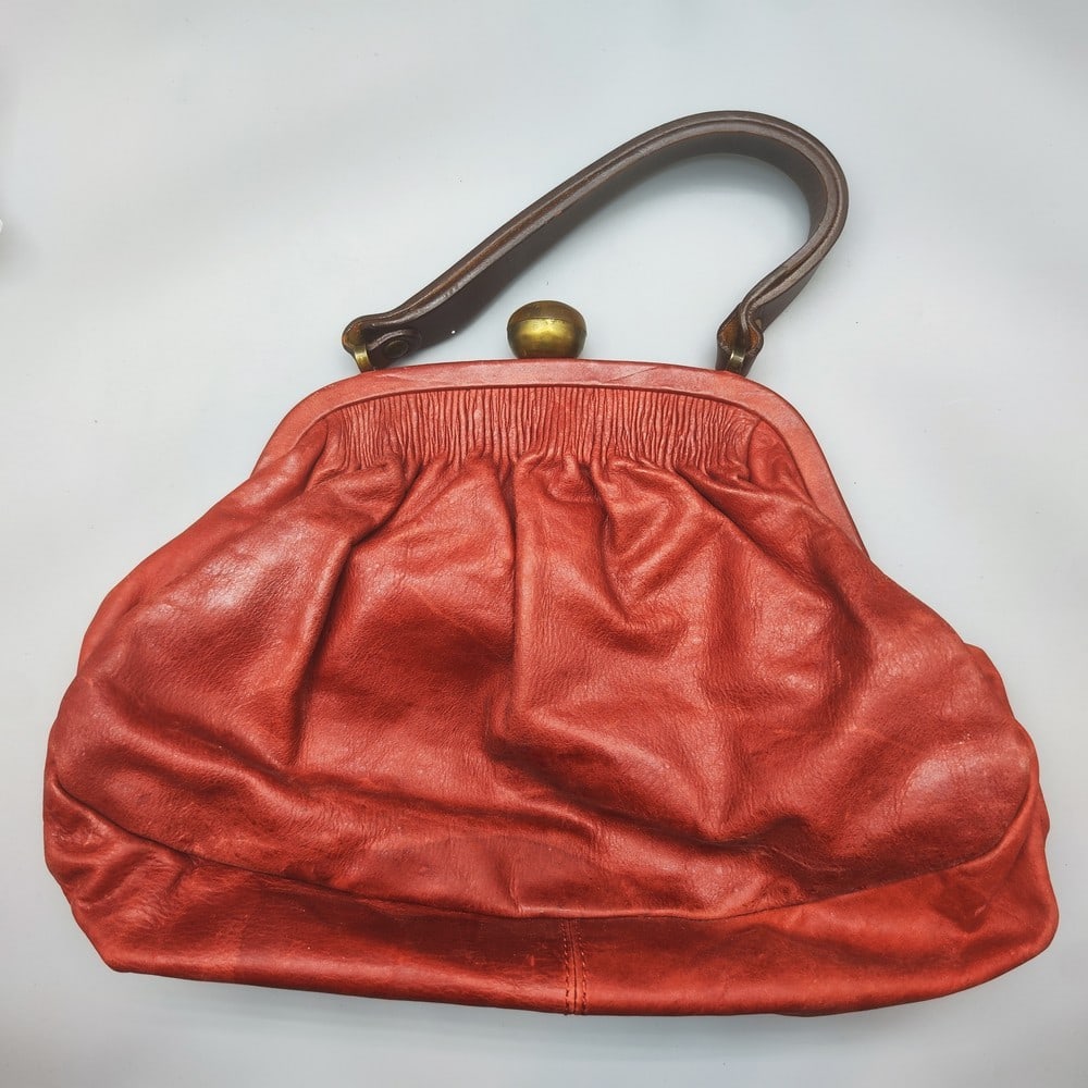 Vintage Pepe Jeans Women's Bag: Vintage Pepe Jeans Women's Bag, red faux leather with fabric lining. Brown handle and celluloid amber-style bead clasp. 18x31 cm. Light wear.