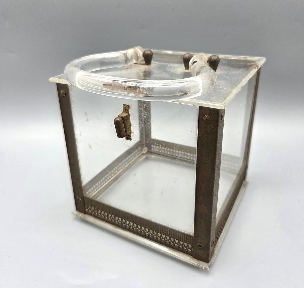 Vintage Square Lucite Fashion Bag: Vintage fashion bag, circa 1960s. Made of transparent Lucite polymer, square design with metal trim. Bottom with 4 ball feet. Dimensions: 14.5x14.5x14.5 cm. Handle height: 10 cm. 656 g. Missing clasp,