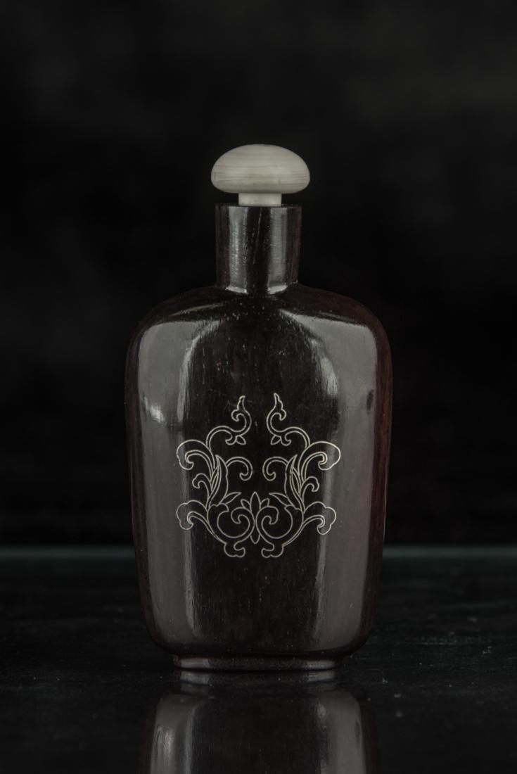 Chinese rosewood snuff bottle (1 of 3)