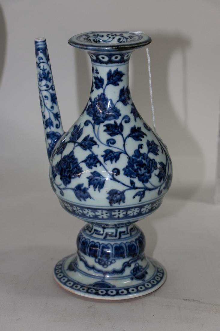 Chinese old blue and white bottle: Chinese old blue and white bottle that used to store water and clean hands. 8x5