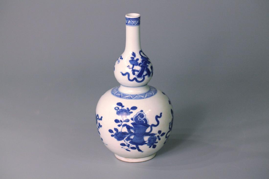 A chinese blue&white gourd shape vase (1 of 9)