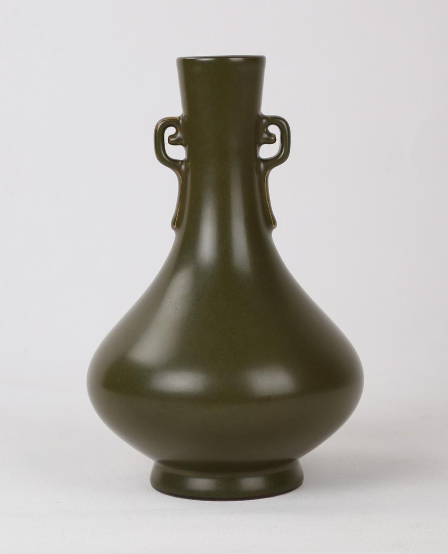A CHINESE TEA DUST GLAZED VASE WITH DAQING QIANLONG (1 of 6)
