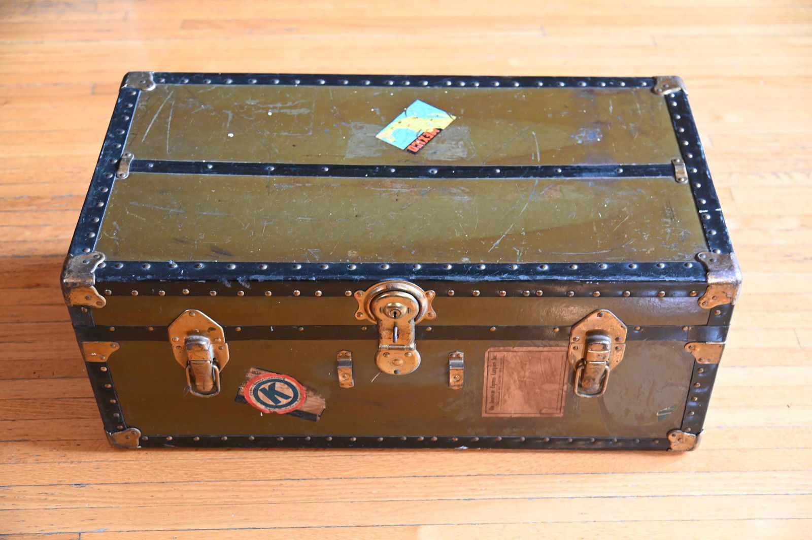 Large Antique Steamer Trunk: Antique Steamer Trunk 17" L x 31" W x 13" H Missing key to unlock the trunk Some scuffs and scratches found on the exterior. One of the handles is broken. Please check photos below for more details <b