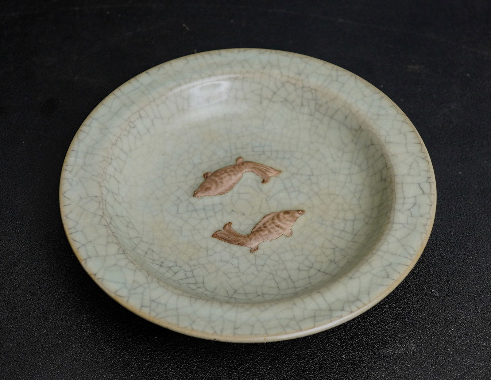 A CHINESE CRACKLE-GLAZED 'TWIN FISH' DISH 19/20th Century (1 of 6)