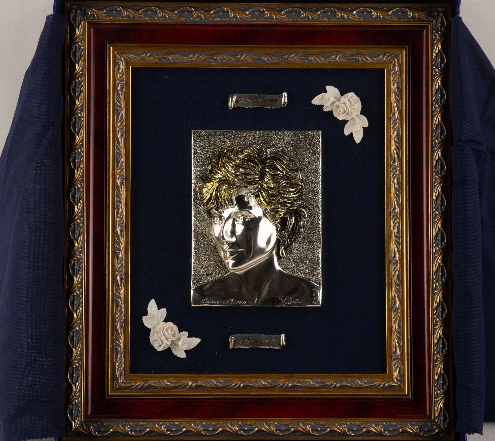 Princess Diana Limited Edition 925 Hallmarked Silver Cameo Sculpture: Medium: Cameo Sculpture Painting Size: 7 x 5 inches Frame Size: 17 x 14.5 inches Condition: This artwork is in good overall condition for its age. Signature: Artist: Made In Etaly CO2403009 Bidders ne