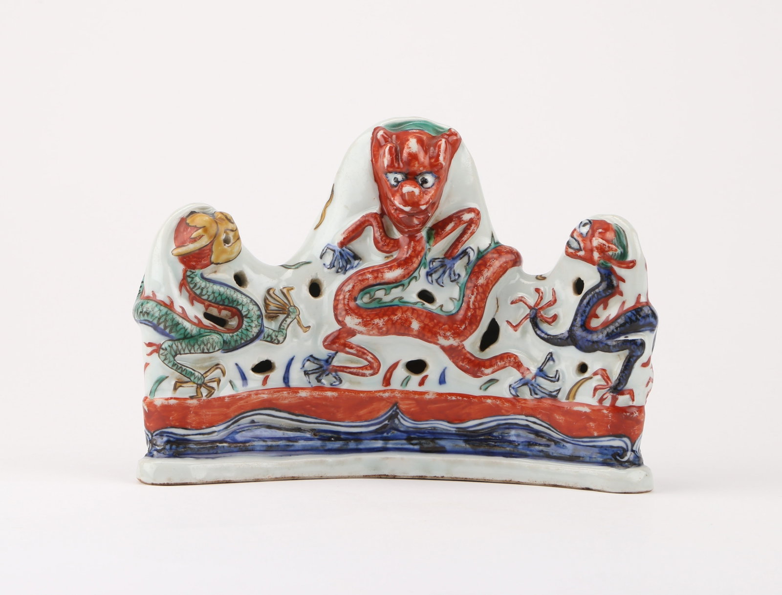 Ming Wanli Blue-and-White Wucai Dragon Motif Brush Rest: MING WANLI BLUE-AND-WHITE WUCAI DRAGON MOTIF BRUSH REST Dimensions: Overall size: Height: 13.5 cm, Width: 18.5 cm. All measured values are approximate. Description: The object presents a brush rest pr