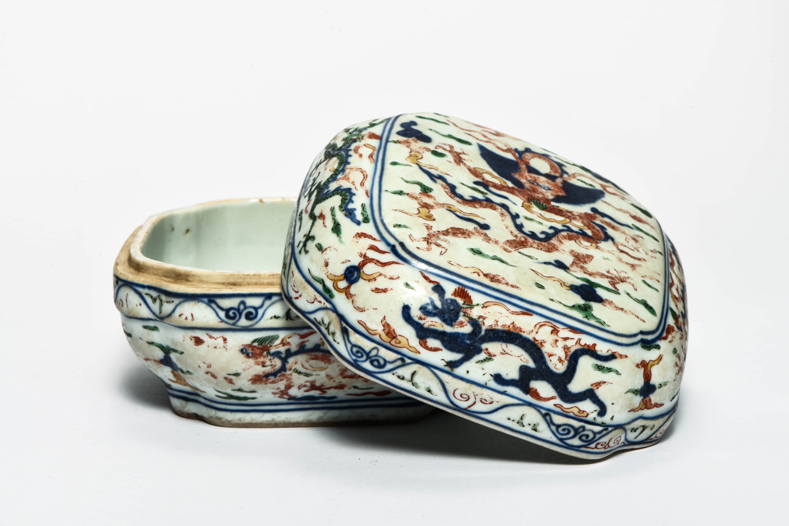 A wucai 'Cloud and dragon' box with covered - 2