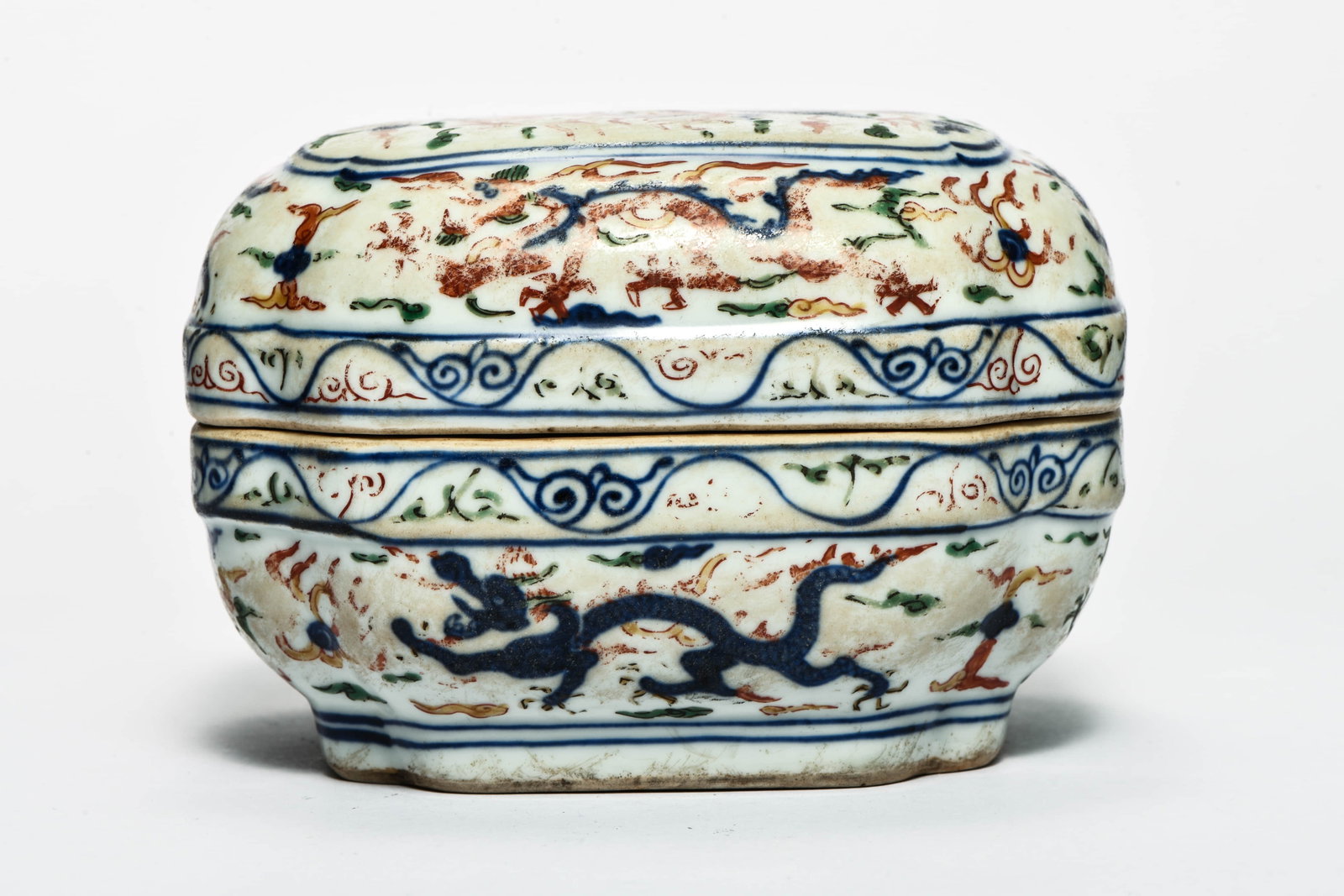 A wucai 'Cloud and dragon' box with covered - 3