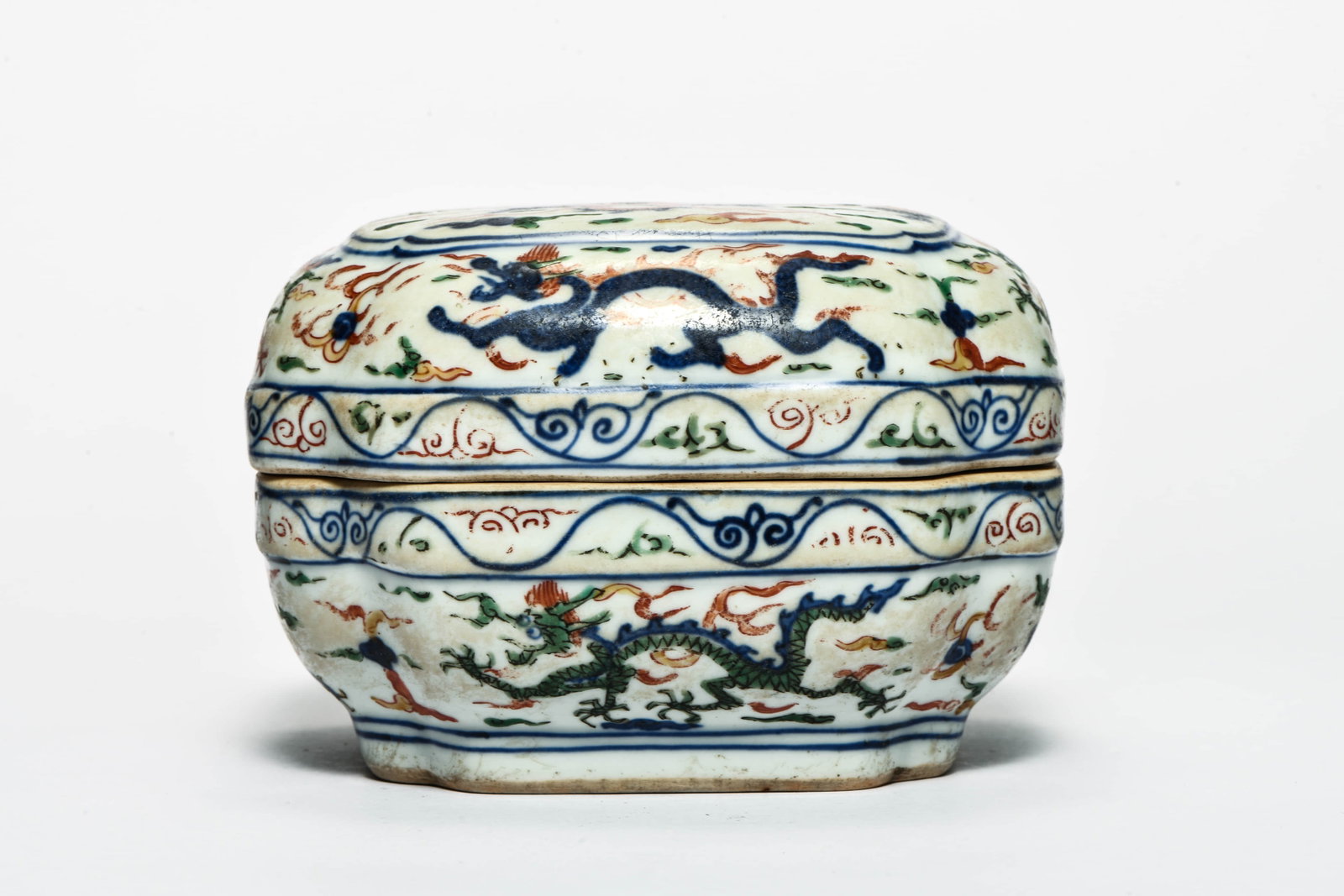 A wucai 'Cloud and dragon' box with covered - 4