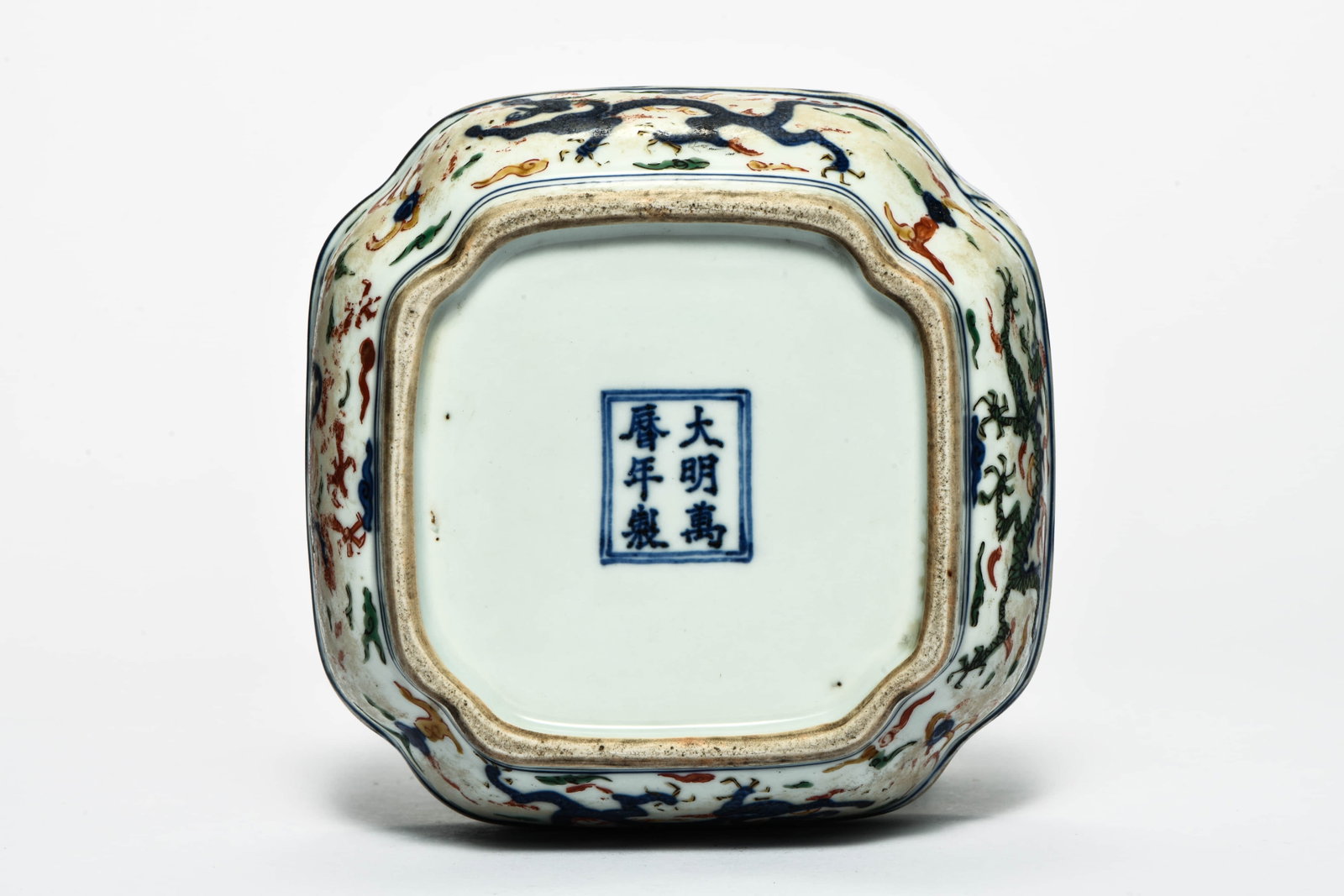 A wucai 'Cloud and dragon' box with covered - 6