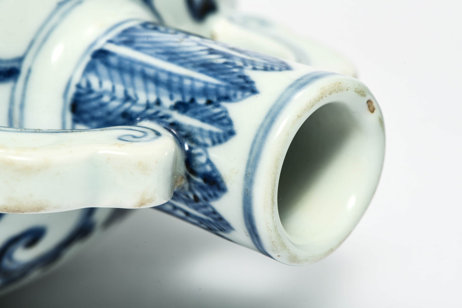 A blue and white 'dragons in waves' moonflask - 4