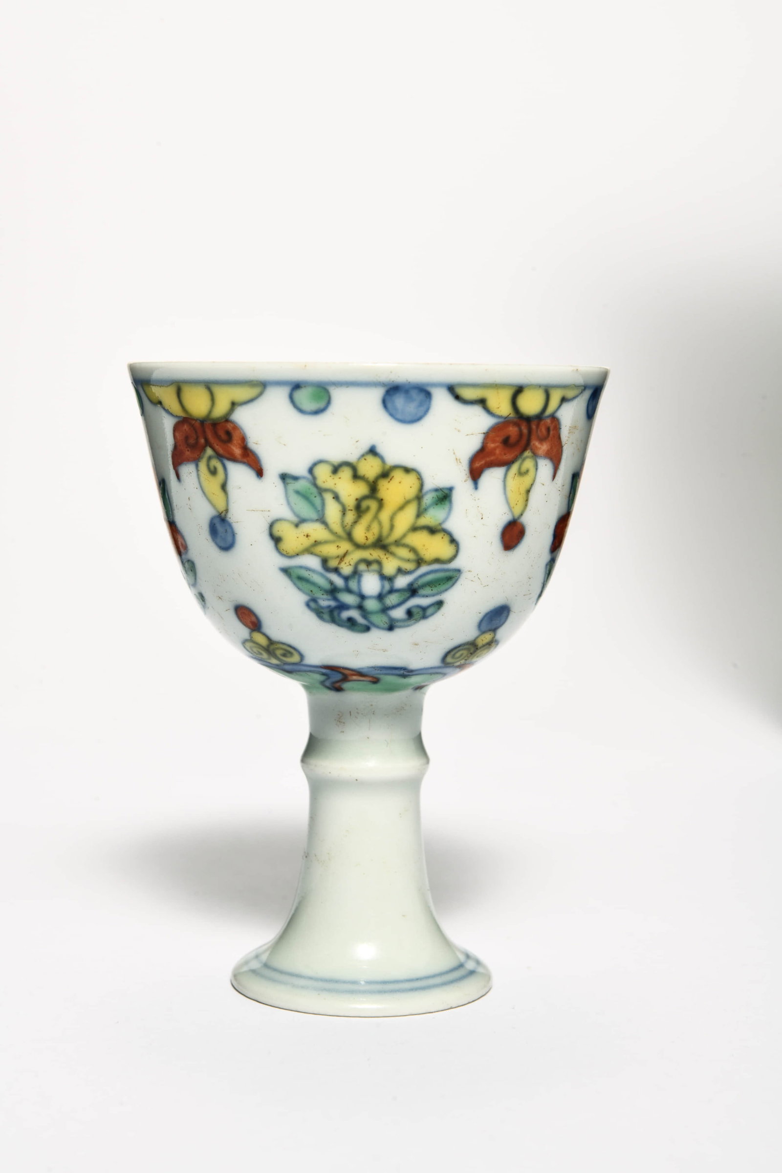 A doucai 'Floral' stem cup - 2