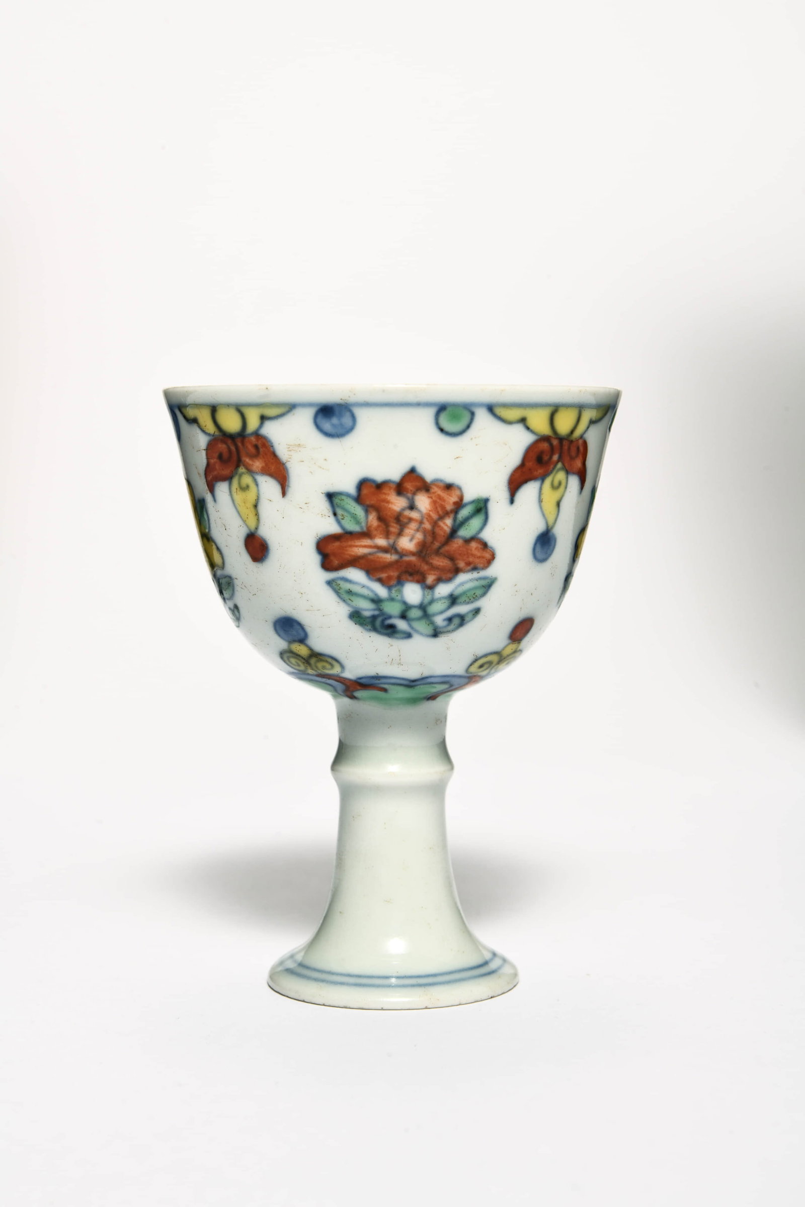 A doucai 'Floral' stem cup - 3