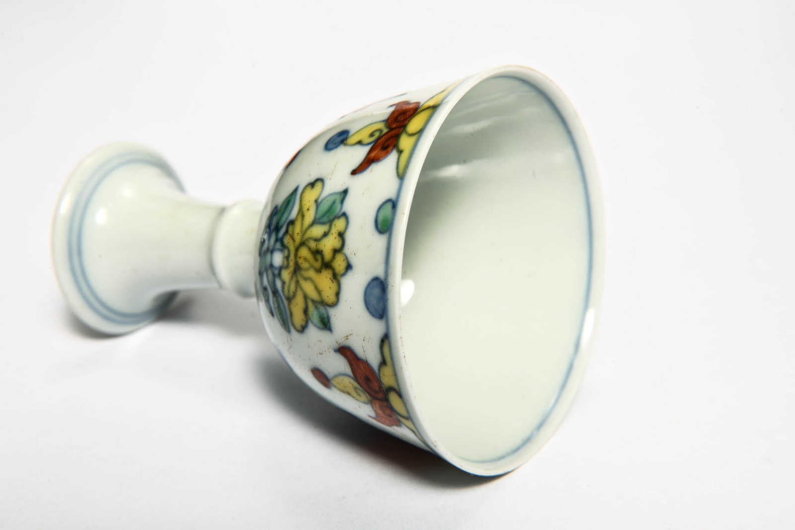 A doucai 'Floral' stem cup - 4