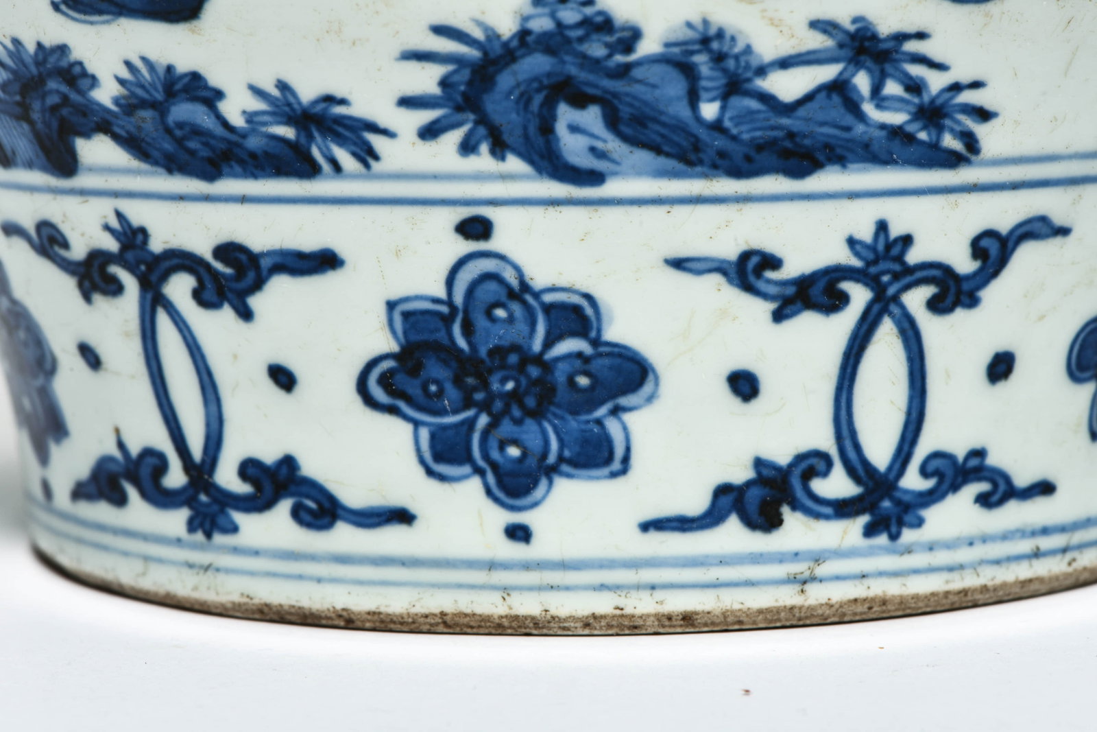 A blue and white 'Figure' jar - 6