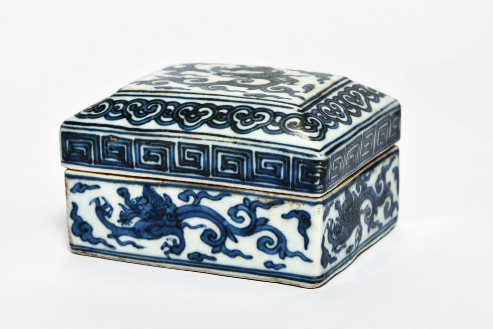 A blue and white 'Cloud and dragon' box with covered: A BLUE AND WHITE 'CLOUD AND DRAGON' BOX WITH COVERED Description: Length::10cm Width::9cm Height::6cm Bidders need to know All the items are sold as is and all sales are final. All bidders are encoura