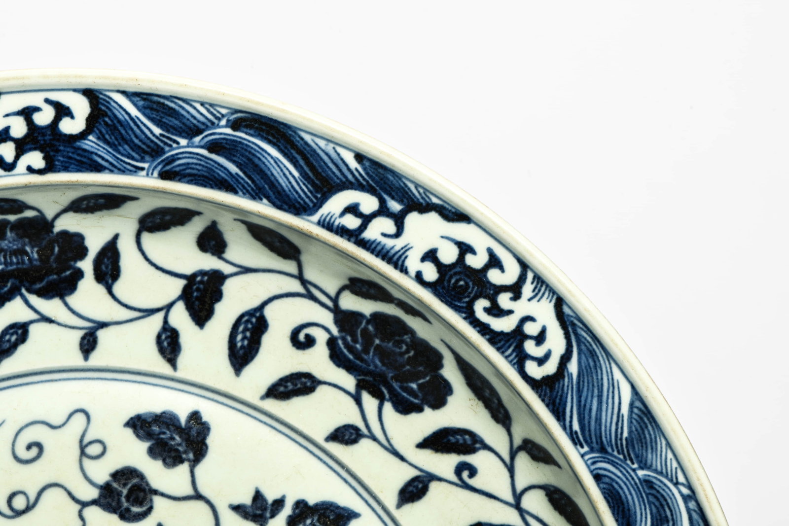 A blue and white 'Interlocking flowers' large dish - 4