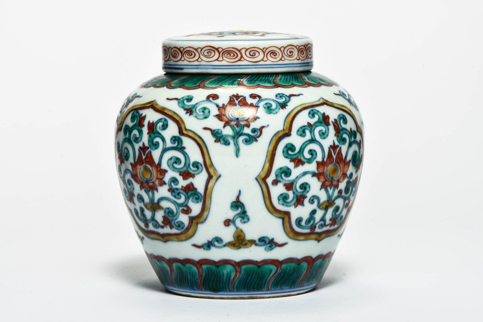 A doucai 'Interlocking flowers' covered jar - 2